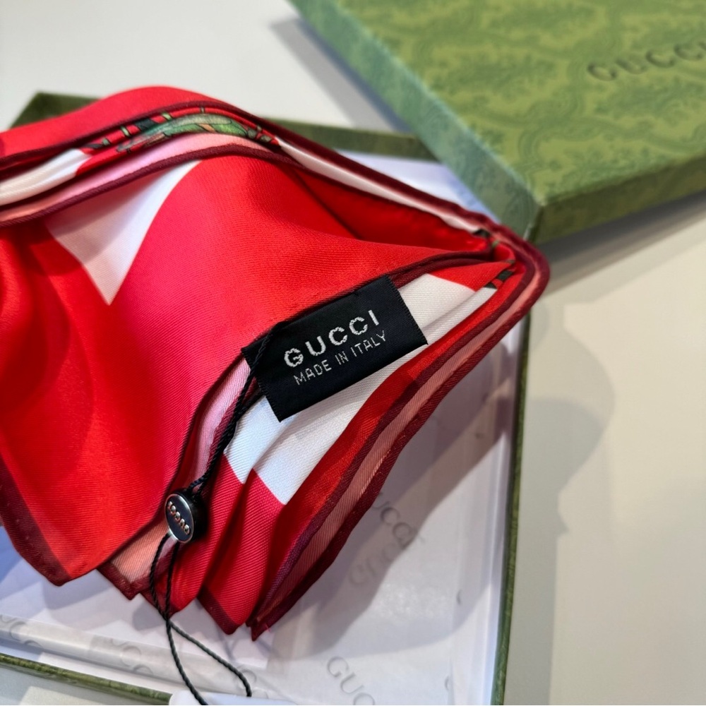 Gucci 90x90 Red Floral Interlocking G Silk Scarf NWT 🌸 - Picture 8 of 8